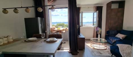 Studio (Studio Apartment with Loggia and SeaV) | Dining room