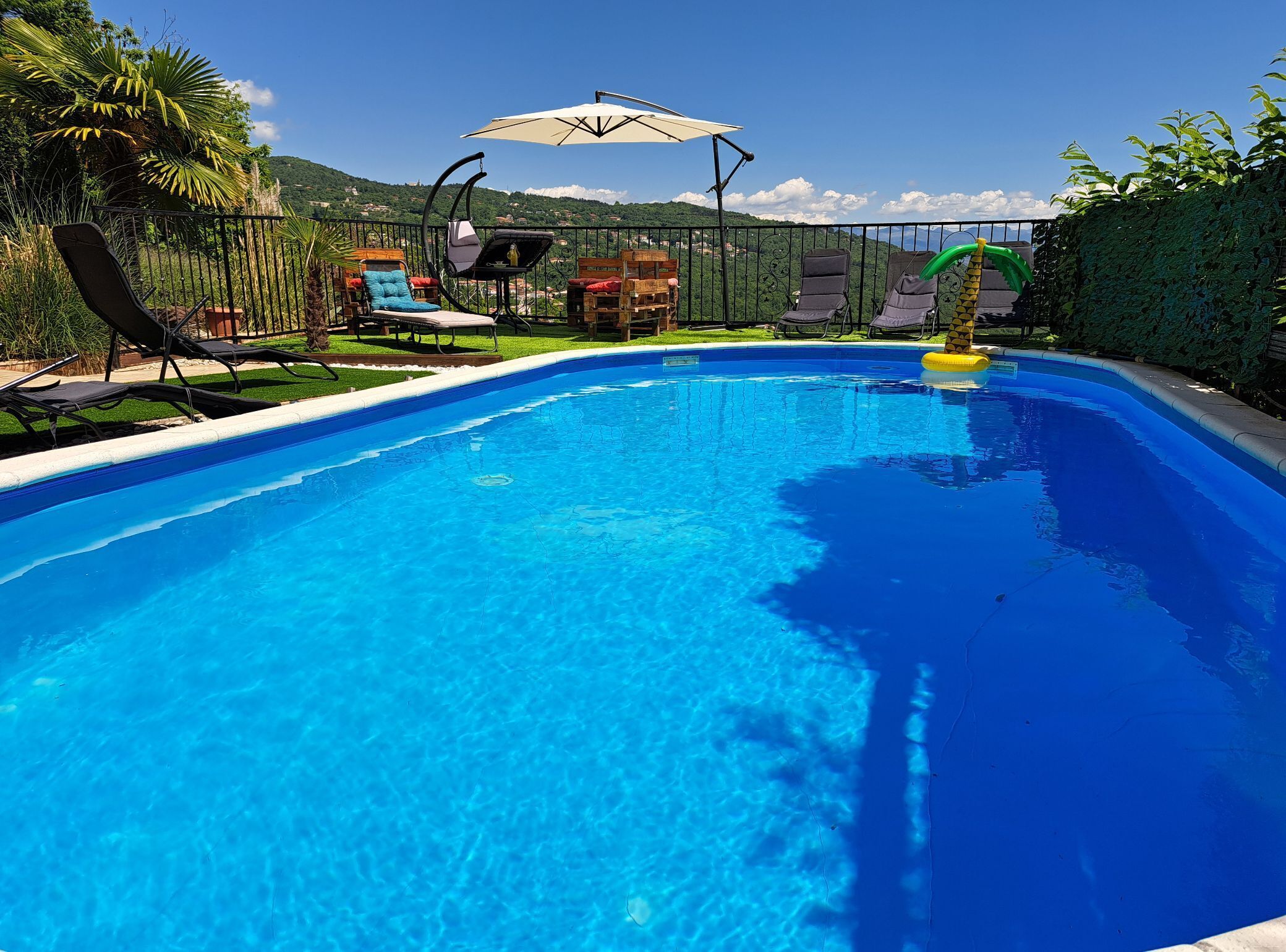 House (Five Bedroom Holiday Home With Pool) | Outdoor pool