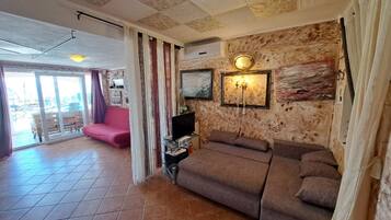 Huis (Five Bedroom Holiday Home With Pool) | Woonkamer