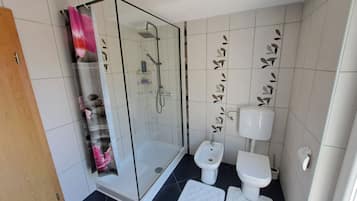 House (Five Bedroom Holiday Home With Pool) | Bathroom | Shower, towels