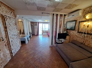 Huis (Five Bedroom Holiday Home With Pool) | Woonkamer