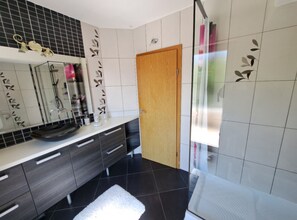 Rumah (Five Bedroom Holiday Home With Pool) | Kamar mandi | Shower dan handuk