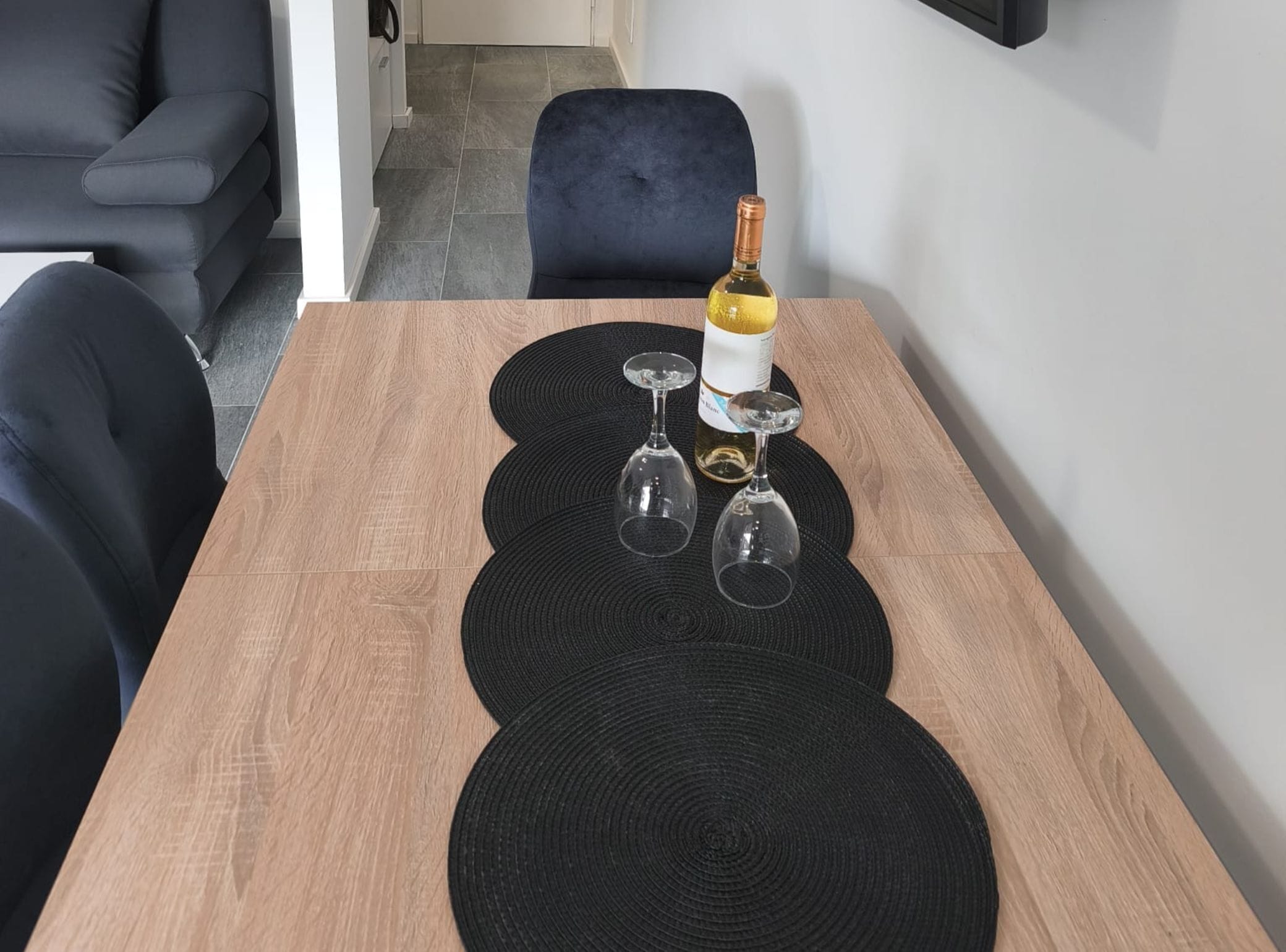 Studio (Studio Apartment with Balcony) | Living room