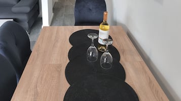 Estudio (Studio Apartment with Balcony) | Sala de estar