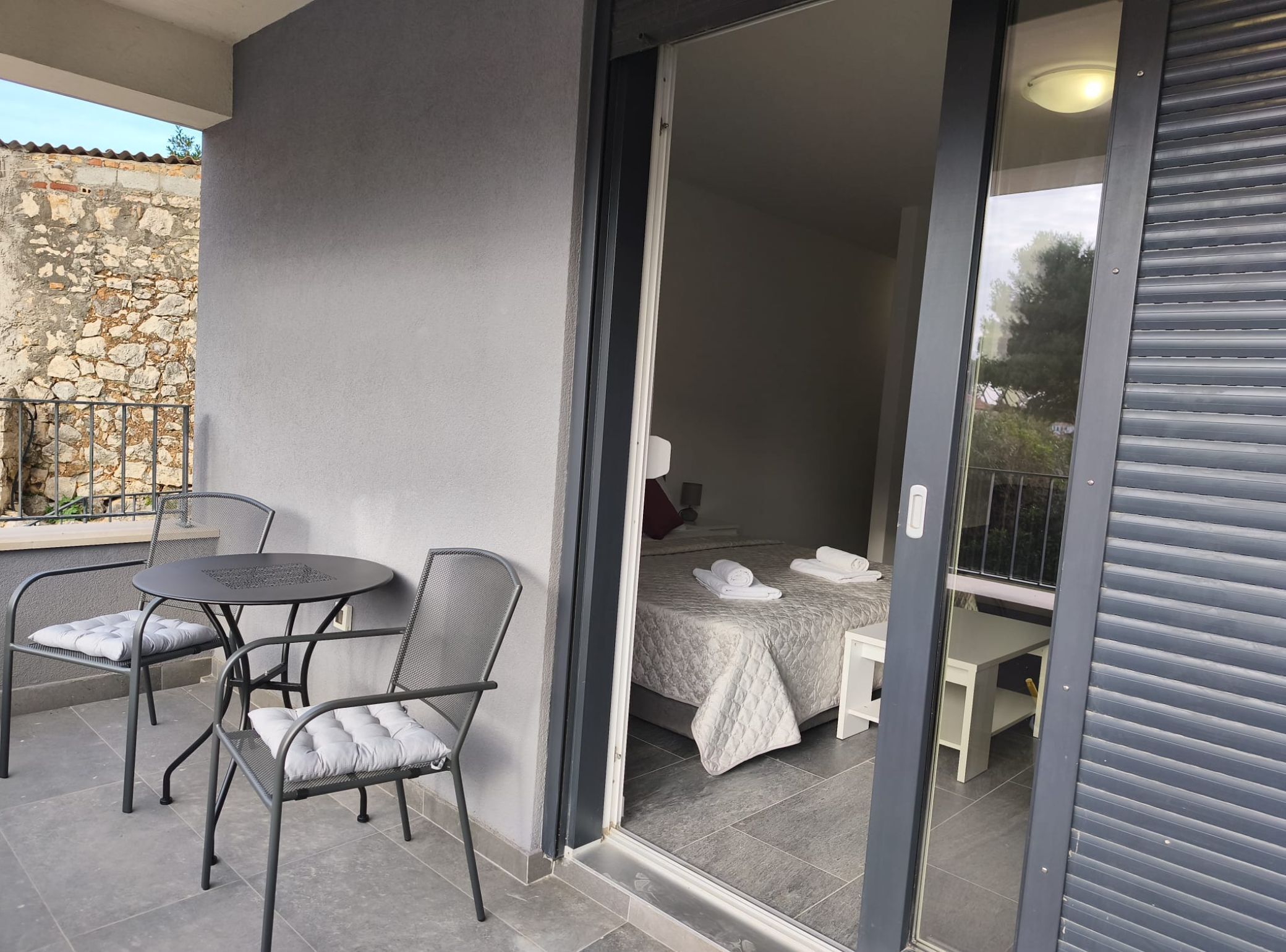 Studio (Studio Apartment with Balcony) | Living room | 32-inch flat-screen TV with digital channels