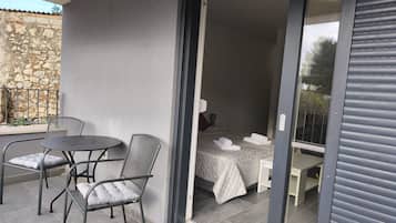 Studio (Studio Apartment with Balcony) | Living room | 32-inch flat-screen TV with digital channels