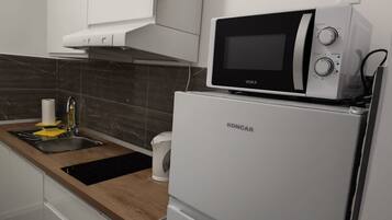 Studio (Studio Apartment with Balcony) | Eget kjøkken | Kjøleskap