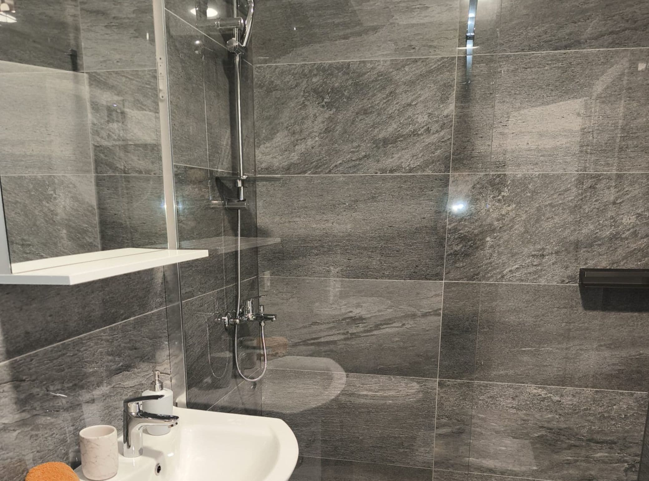 Appartement (Two Bedroom Apartment) | Salle de bain | Douche, serviettes fournies