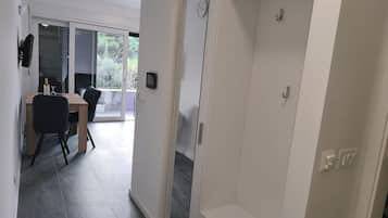 Leilighet (Superior One Bedroom Apartment with B) | Oppholdsrom | En 32-tommers Flatskjerm-TV med digitale kanaler