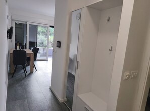 Apartment (Superior One Bedroom Apartment with B) | Ruang tamu | 32 inci televisyen skrin rata dengan digital 