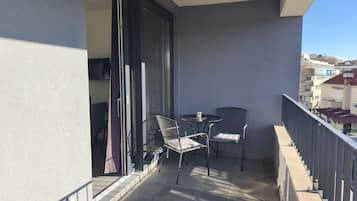 Apartment (Superior One Bedroom Apartment with B) | Balcony