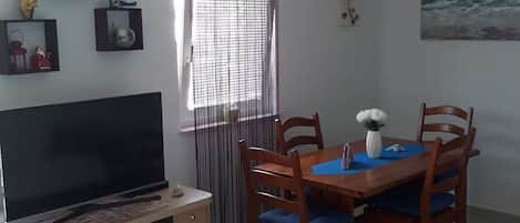 Apartment (One bedroom apartment with sea view) | Dining room
