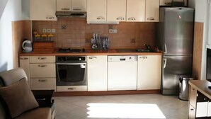 アパートメント (One bedroom apartment with sea view) | 専用キッチン | 冷蔵庫