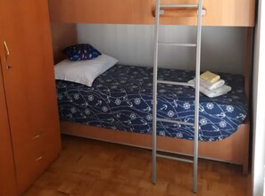 Leilighet (One bedroom apartment with sea view) | 1 soverom og barnesenger