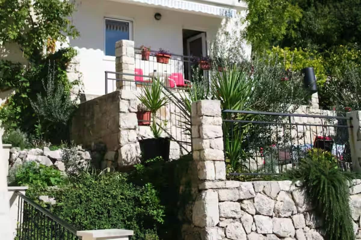 Huoneisto (One bedroom apartment with sea view) | Ulkopuoli