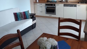 アパートメント (One bedroom apartment with sea view) | ダイニングルーム