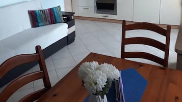 Apartment (One bedroom apartment with sea view) | Dining room