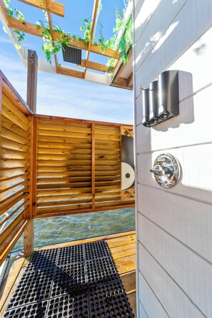 Property grounds - Delightful 1-bedroom house boat with AC in Key West (Key West)