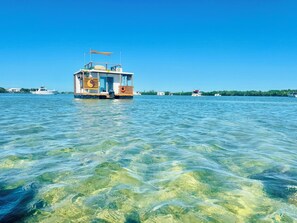 Unclassified image, 3 of 32, button - Delightful 1-bedroom house boat with AC in Key West (Key West)