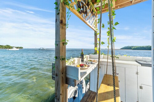 Delightful 1-bedroom house boat with AC in Key West