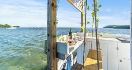 Delightful 1-bedroom house boat with AC in Key West