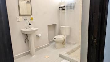 Ducha, artículos de higiene personal gratuitos y secador de pelo