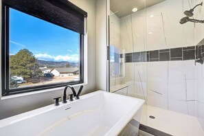 Bruser, hårtørrer, håndklæder, Shampoo