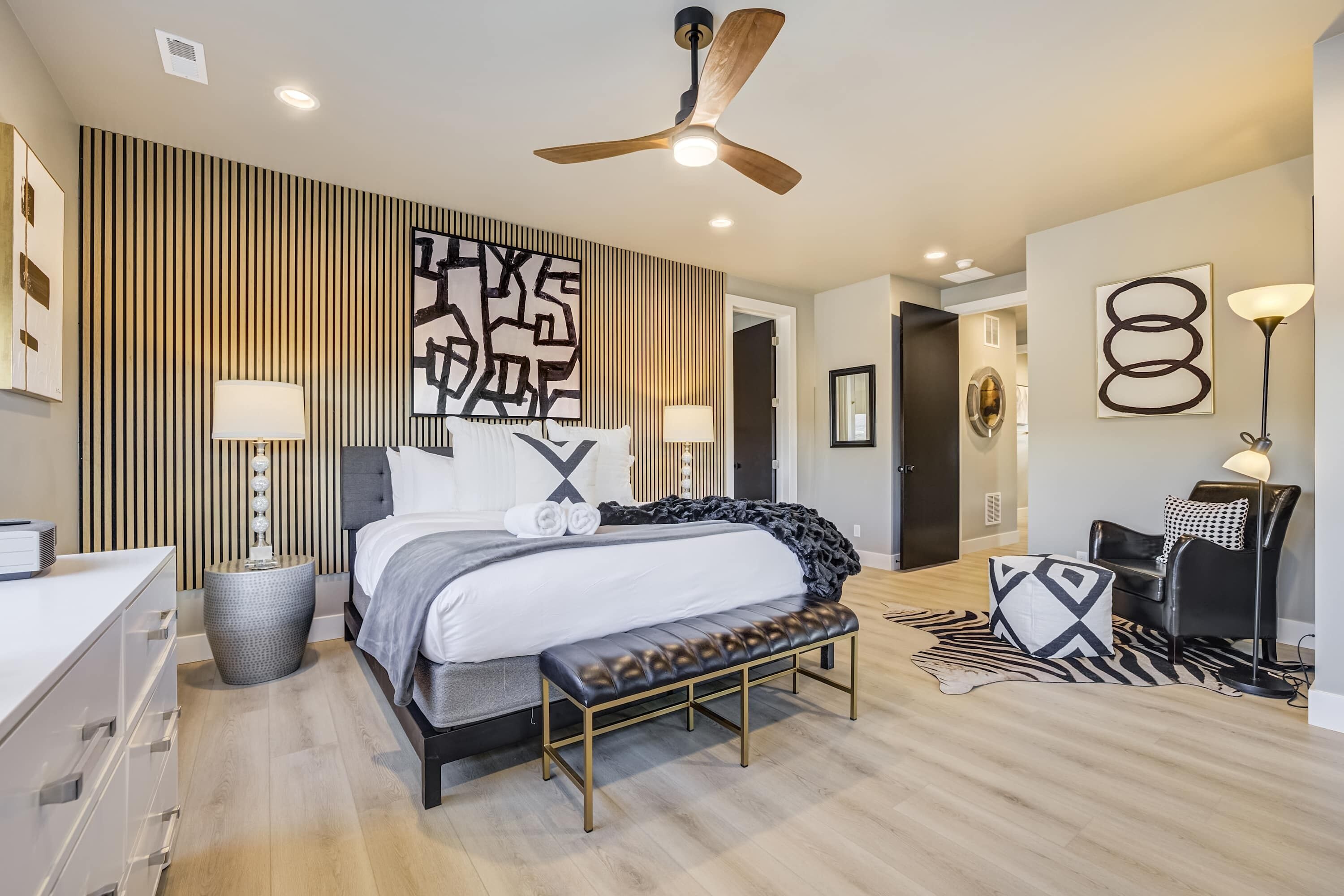 Een bureau, een strijkplank/strijkijzer, reisbedje, wifi