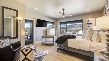 3 soverom, skrivebord, strykejern/-brett og reiseseng for barn