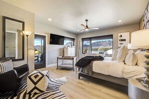 3 makuuhuonetta, työpöytä, silitysrauta/-lauta, vauvan matkasänky