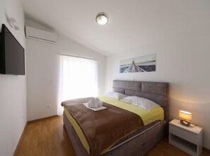 House (Five Bedroom Holiday Home with Pool) - Villa M. Family & Pool (Kastela)