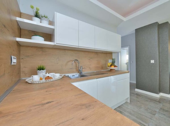 Superior Two Bedroom Apartment with Balcony 5 | ครัวส่วนตัว | ตู้เย็น