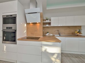 アパートメント (Two Bedroom Apartment with Terrace 4) | 専用キッチン | 冷蔵庫