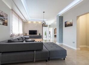 公寓 (One Bedroom Apartment with Terrace 1) | 客廳 | 32 吋平面電視連衛星電視頻道