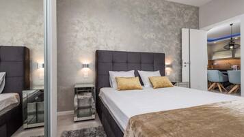Superior Two Bedroom Apartment with Balcony 5 | 7 bedrooms, cribs/infant beds