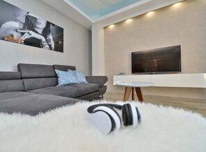 アパートメント (Two Bedroom Apartment with Terrace 4) | リビングルーム | 32 インチの薄型テレビ (衛星放送視聴可)