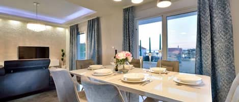 公寓 (Two Bedroom Apartment with Terrace 4) | 飯廳