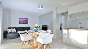Apartment (One Bedroom Apartment with Terrace 1) | Dining room