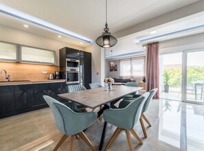 Apartment (Two Bedroom Apartment with Terrace 4) | Dining room - Villa Marija Exclusive Stay (Sukosan)