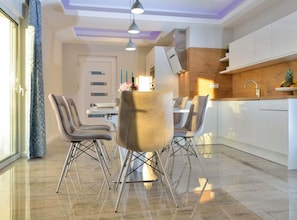 アパートメント (Two Bedroom Apartment with Terrace 4) | ダイニングルーム