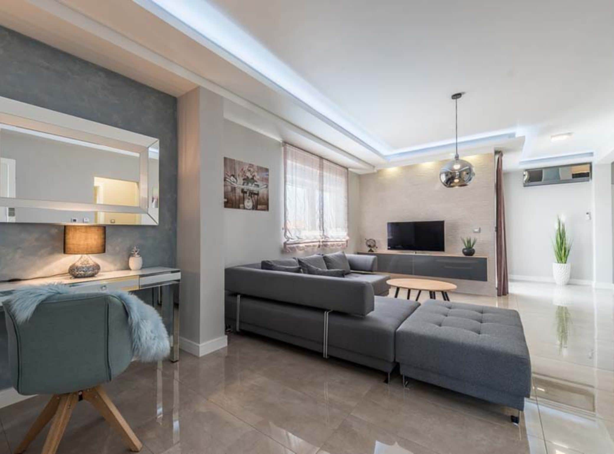 Apartamento (Superior Two Bedroom Apartment with T) | Sala de estar | TV de tela plana 32 polegadas com canais via satélite