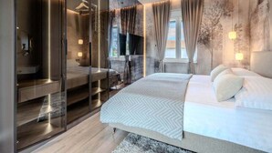 Een moderne slaapkamer met een groot bed, een inloopkast en uitzicht op de omgeving.