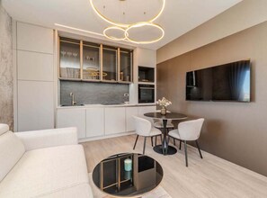 32-inch flat-screen TV with satellite channels - Luxury Apartments & Suites Dijan (Sukosan)
