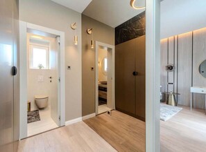 Une salle de bain moderne avec des toilettes, un lavabo et un miroir.