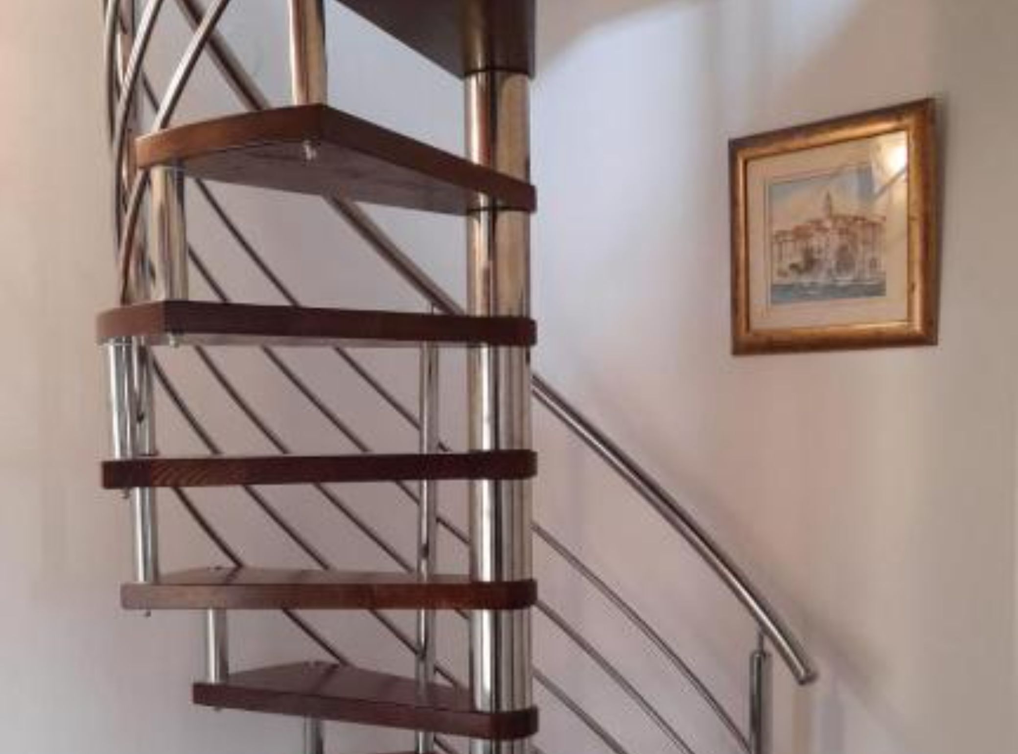 Eine Wendeltreppe mit Metallgeländern und Holzstufen.