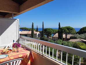 Outdoor dining - 200m from the beach in Sainte Maxime, air-conditioned apartment with sea view and swimming pool (Sainte-Maxime)