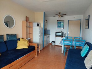 Living area - 200m from the beach in Sainte Maxime, air-conditioned apartment with sea view and swimming pool (Sainte-Maxime)