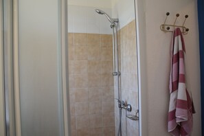 Douche, sèche-cheveux, papier toilette