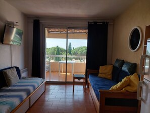 Living area - 200m from the beach in Sainte Maxime, air-conditioned apartment with sea view and swimming pool (Sainte-Maxime)