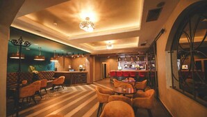 Uma área de bar com assentos, balcão e uma janela grande.